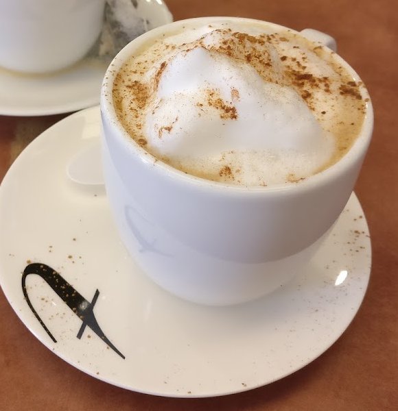 Cappuccino dans une tasse Café Lux