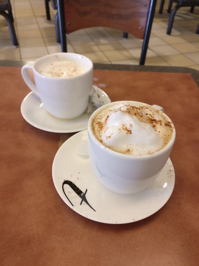 Deux cappuccinos servis chez Café Lux
