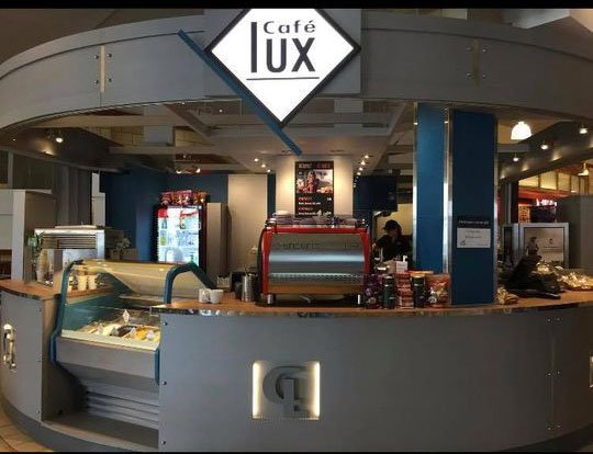 La devanture de Café Lux aux Galeries de Granby